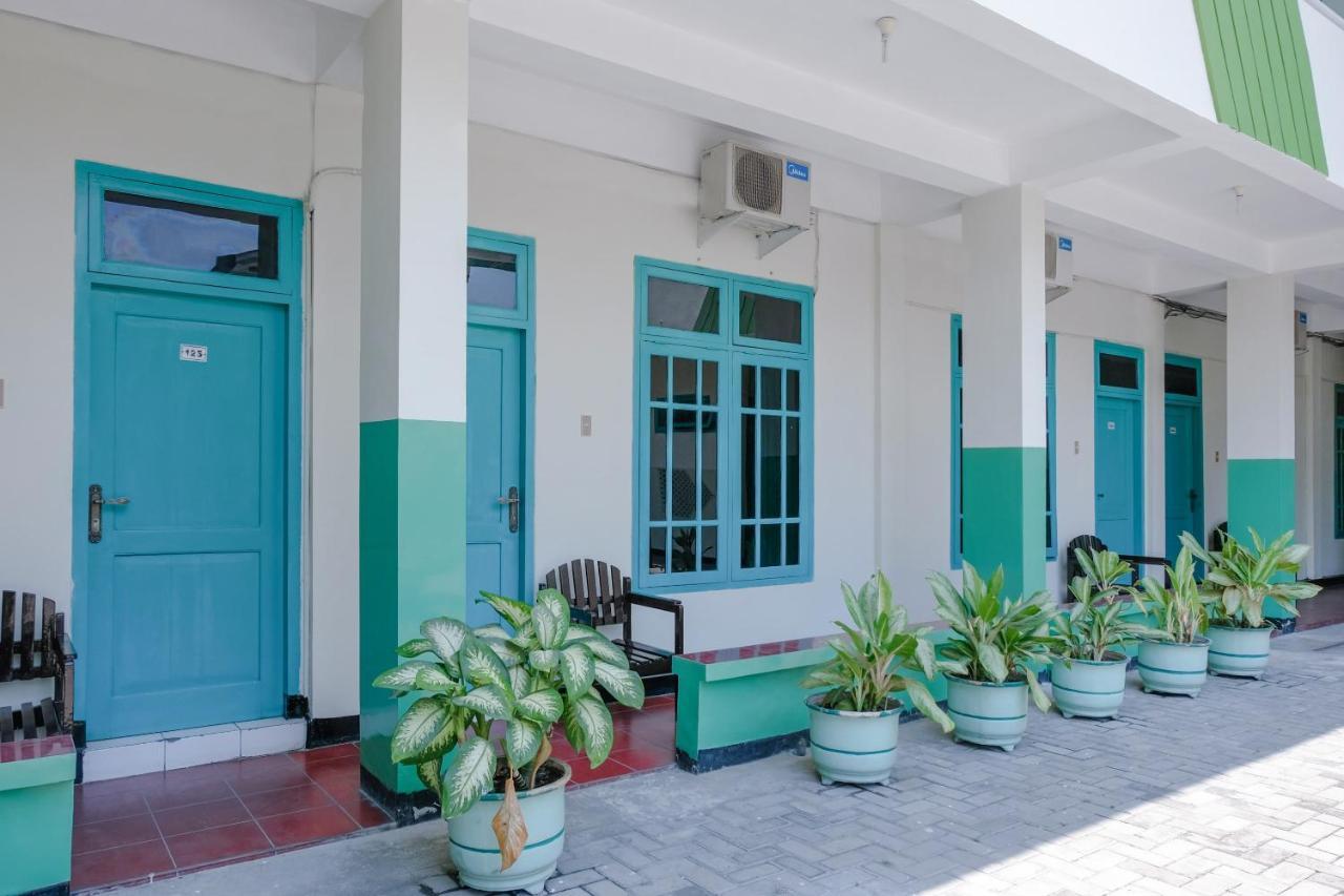 Hotel Taman Indah Madiun Kültér fotó