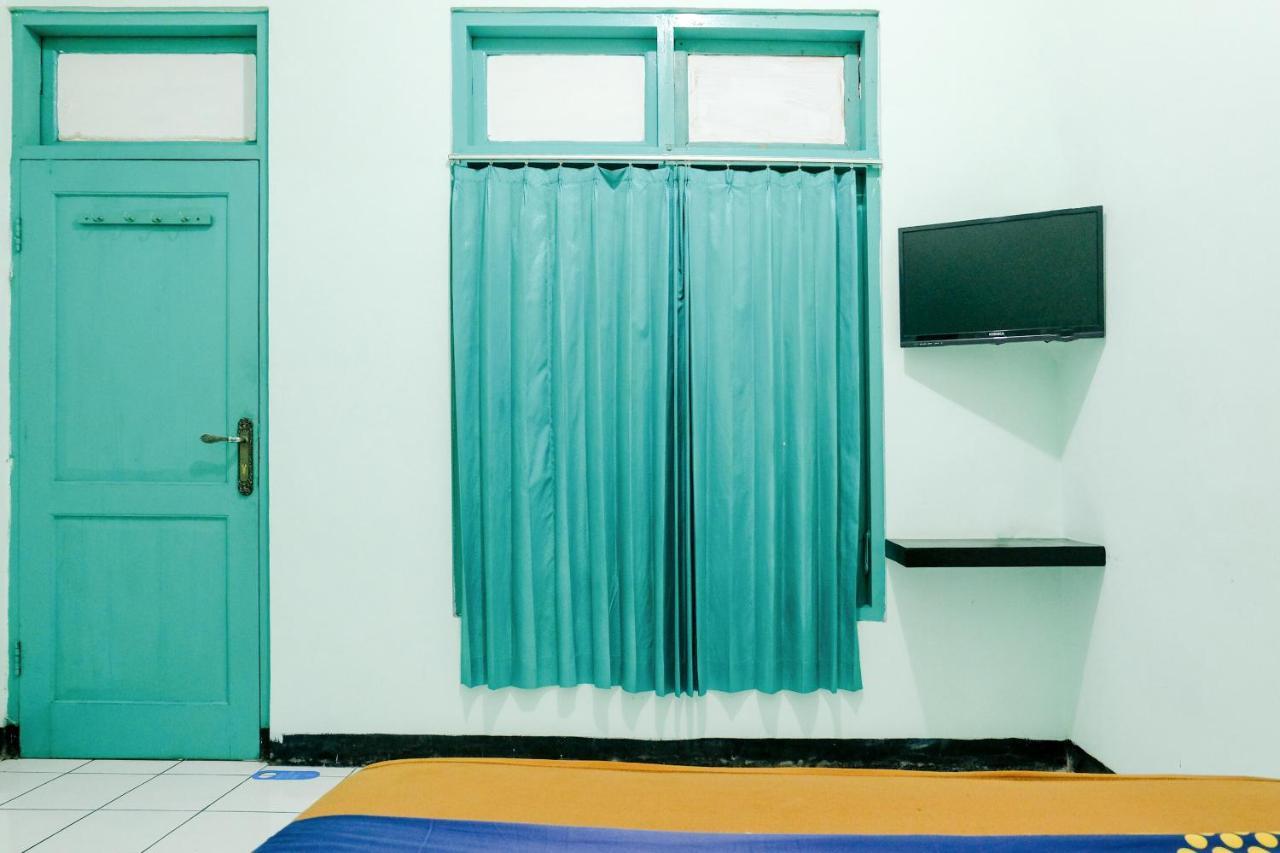 Hotel Taman Indah Madiun Kültér fotó