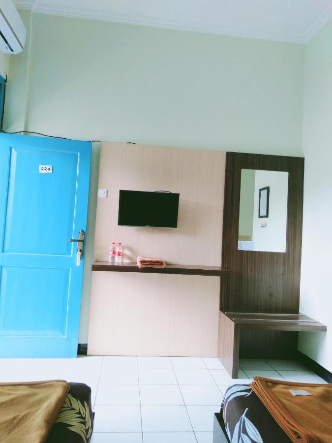 Hotel Taman Indah Madiun Kültér fotó