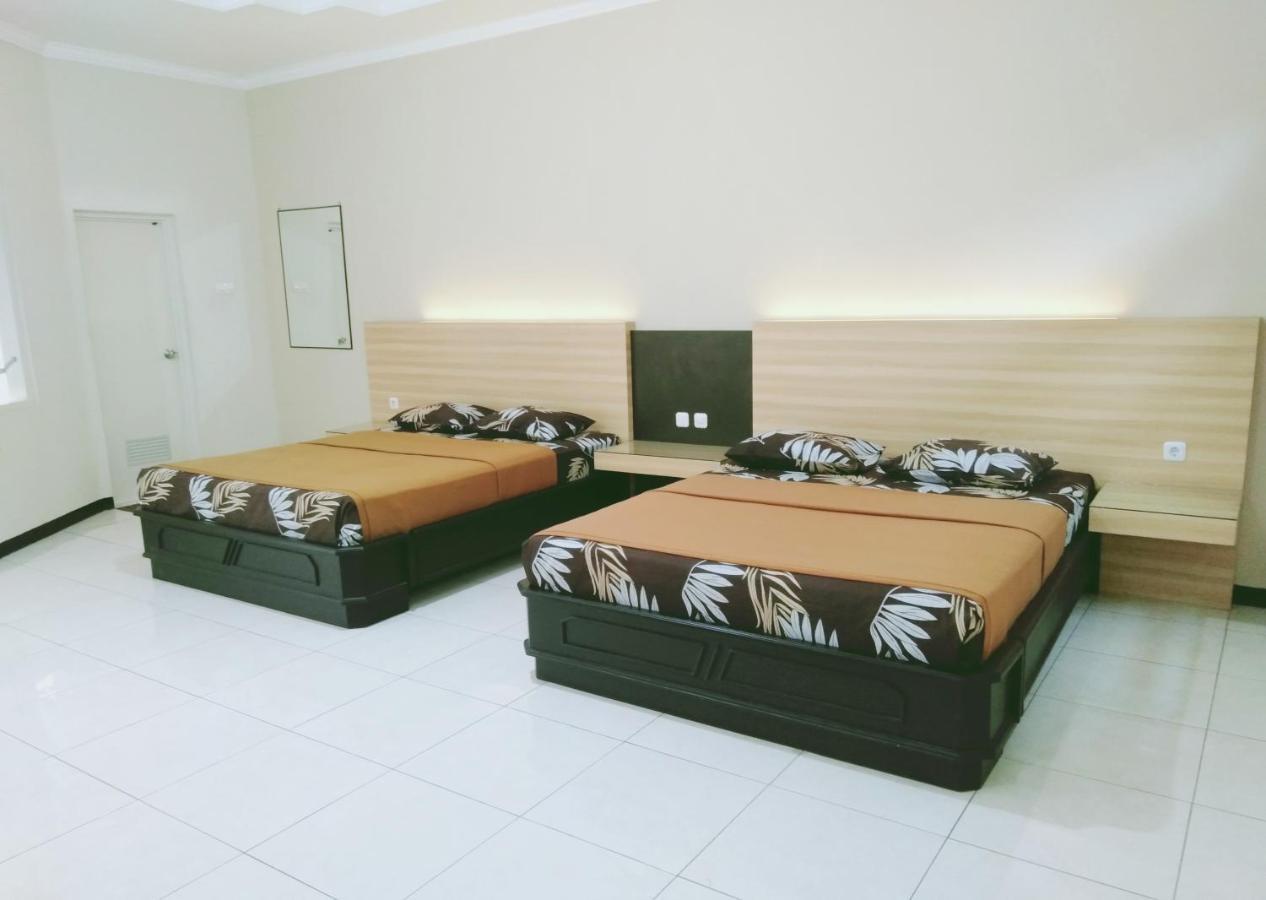 Hotel Taman Indah Madiun Kültér fotó