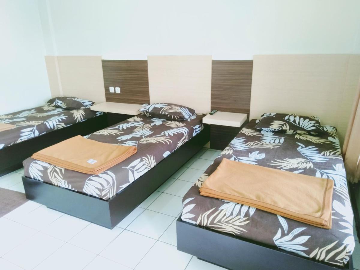 Hotel Taman Indah Madiun Kültér fotó