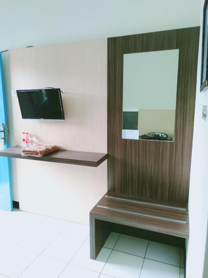 Hotel Taman Indah Madiun Kültér fotó