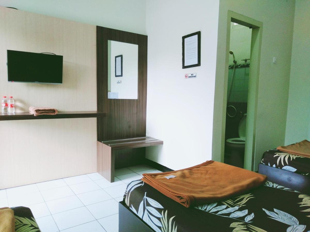 Hotel Taman Indah Madiun Kültér fotó