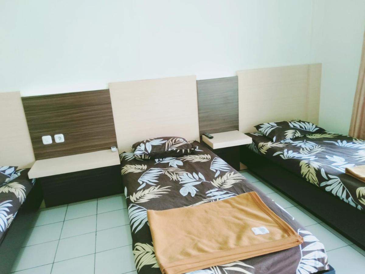 Hotel Taman Indah Madiun Kültér fotó