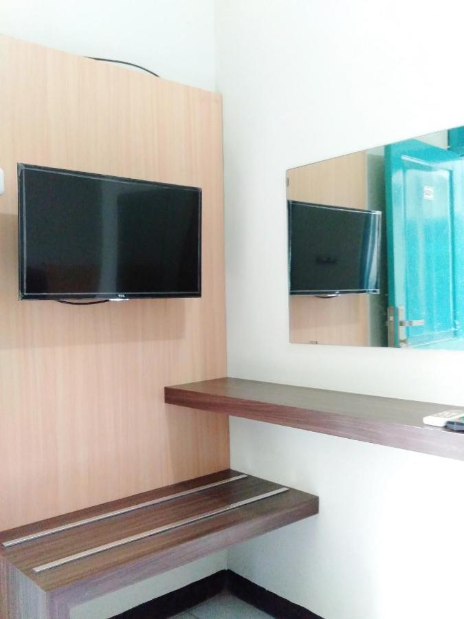 Hotel Taman Indah Madiun Kültér fotó