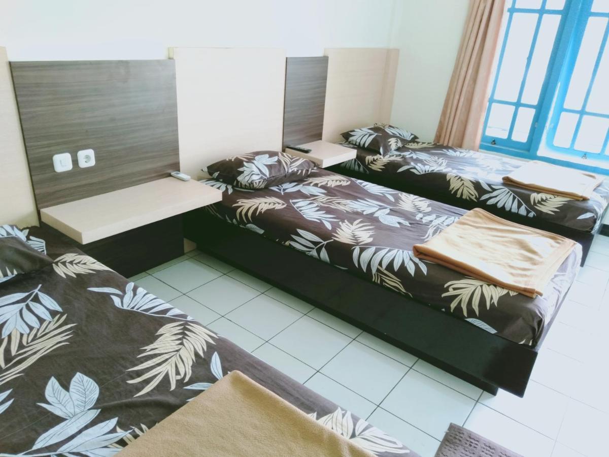 Hotel Taman Indah Madiun Kültér fotó