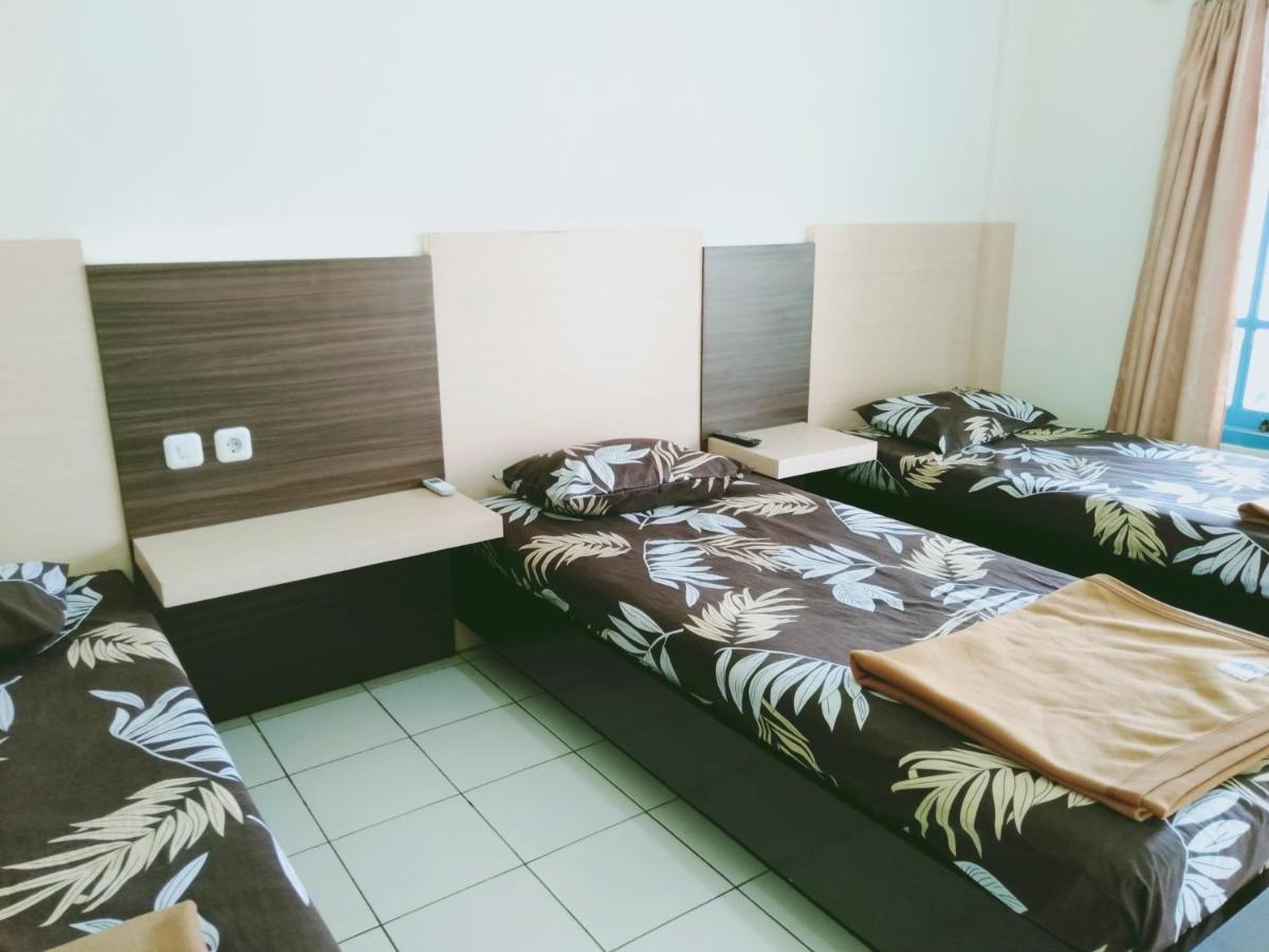 Hotel Taman Indah Madiun Kültér fotó