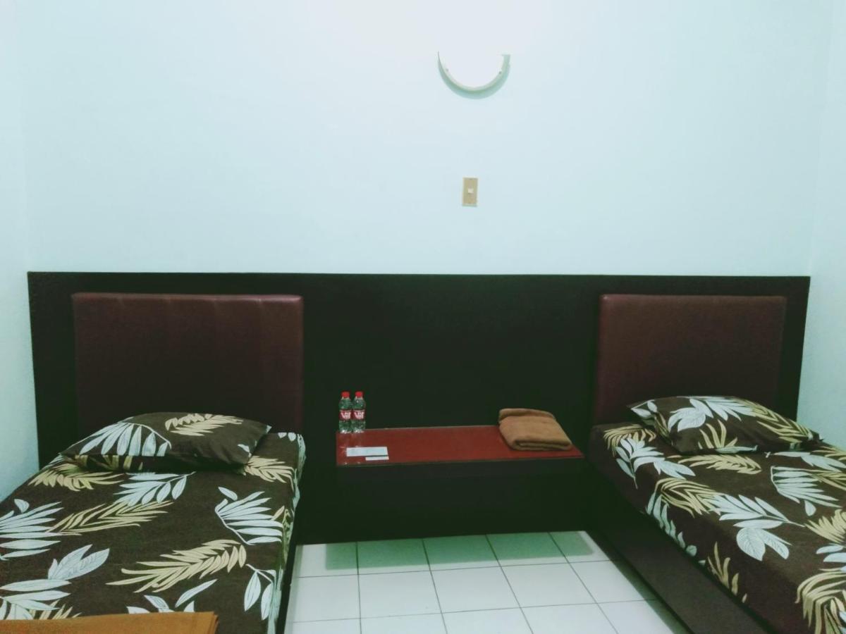 Hotel Taman Indah Madiun Kültér fotó