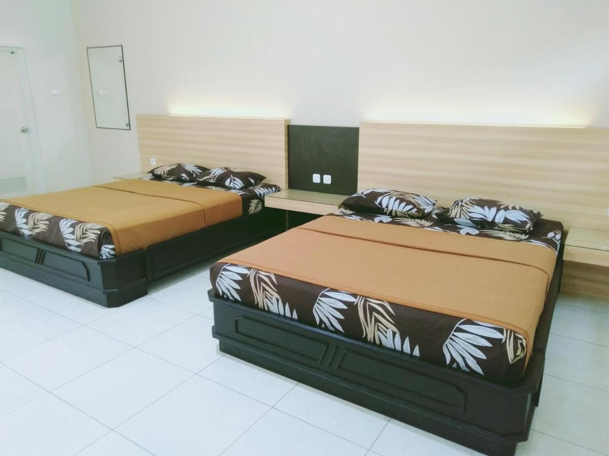 Hotel Taman Indah Madiun Kültér fotó