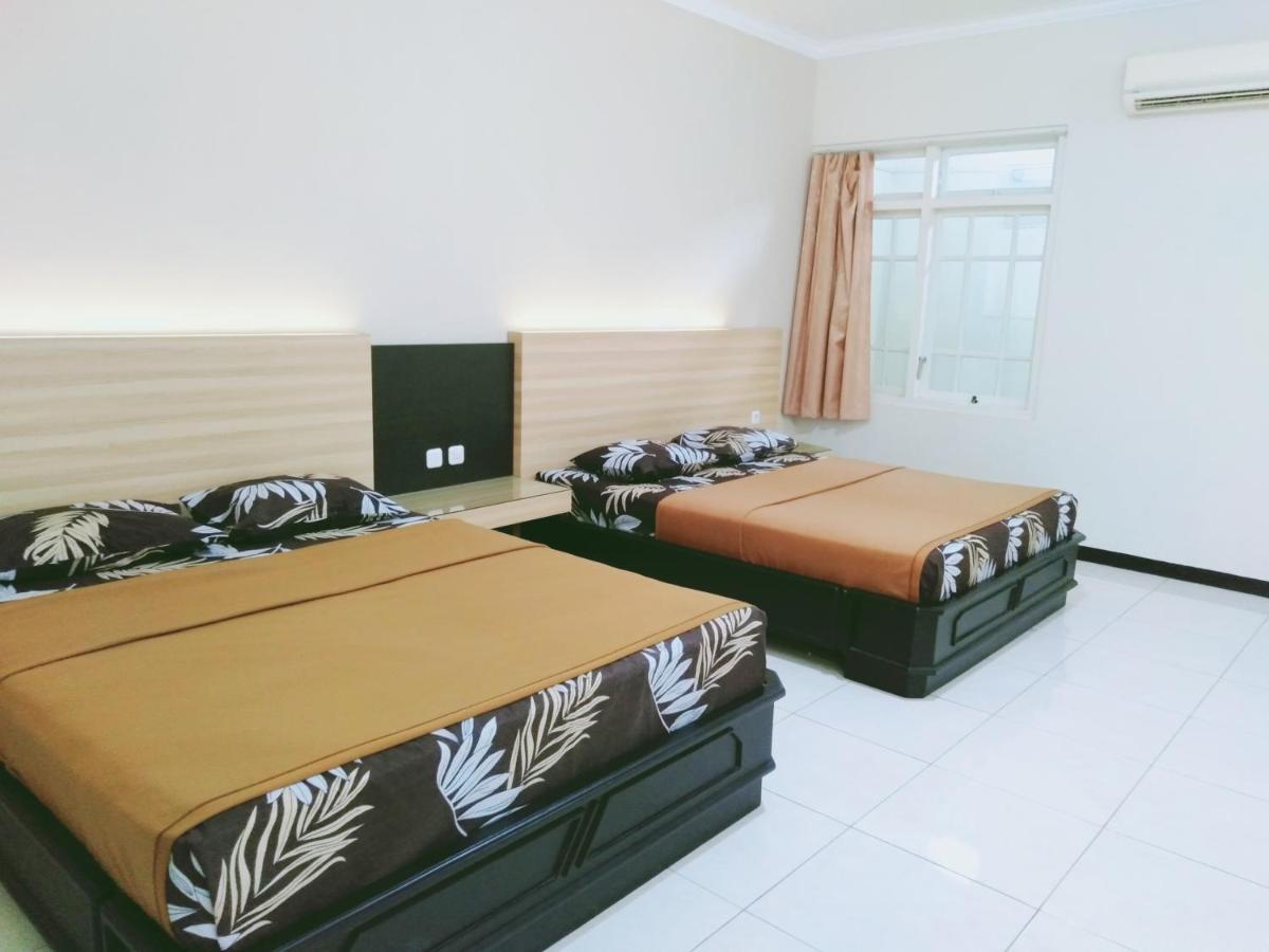 Hotel Taman Indah Madiun Kültér fotó