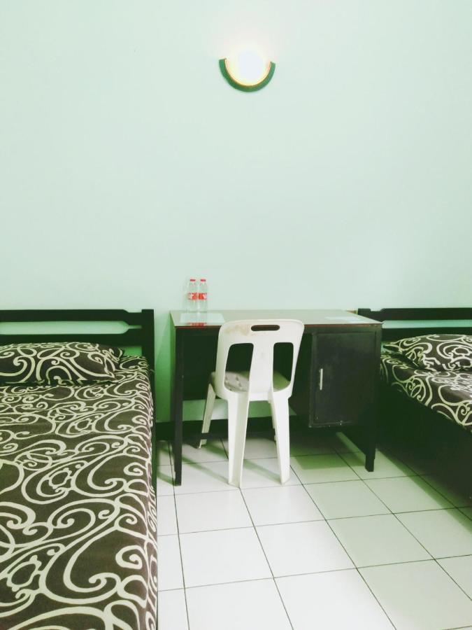 Hotel Taman Indah Madiun Kültér fotó