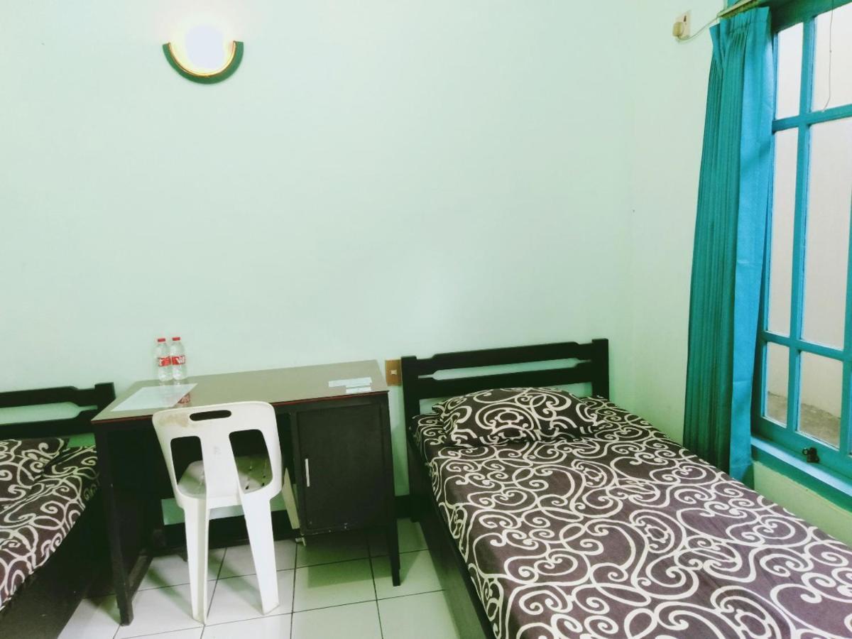 Hotel Taman Indah Madiun Kültér fotó