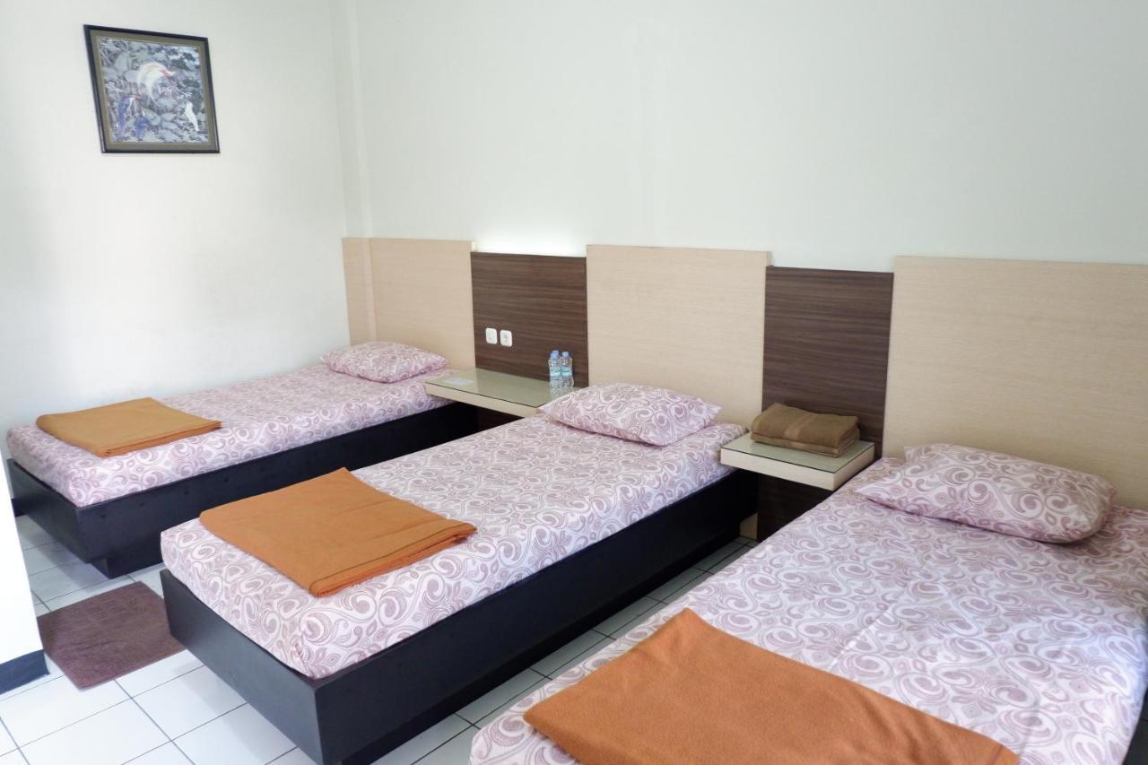 Hotel Taman Indah Madiun Kültér fotó