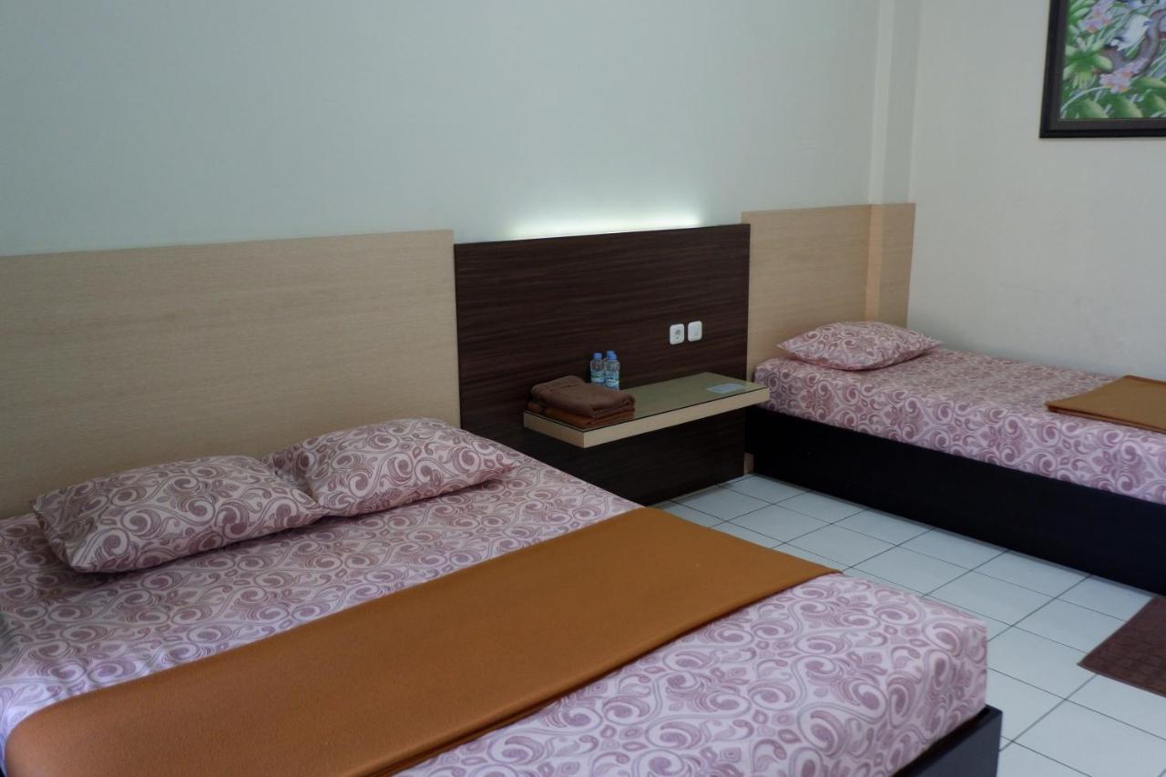 Hotel Taman Indah Madiun Kültér fotó