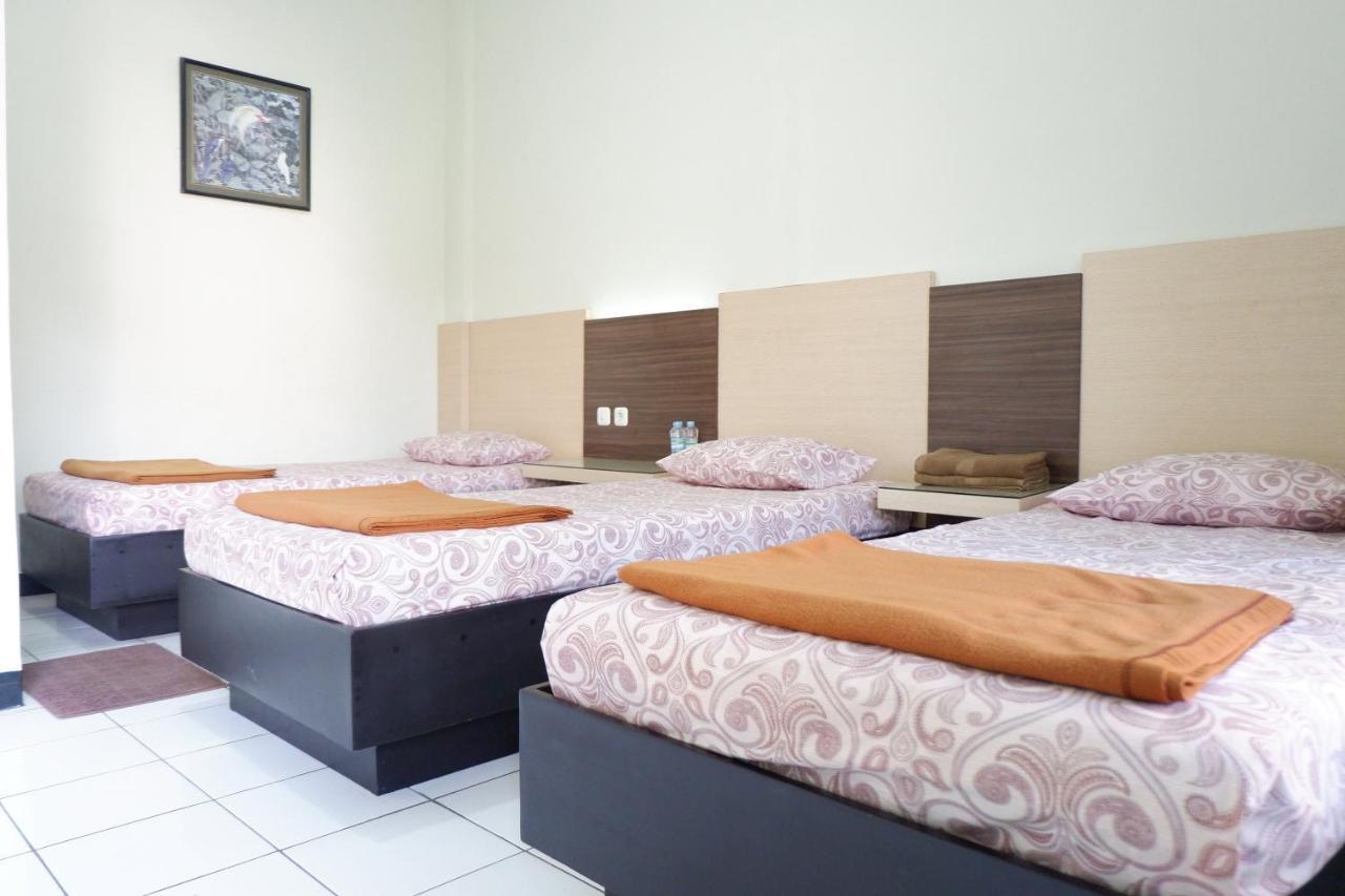 Hotel Taman Indah Madiun Kültér fotó