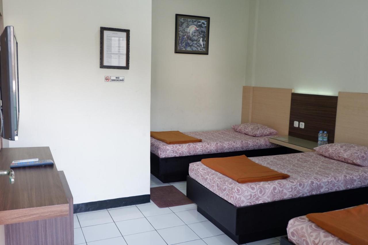 Hotel Taman Indah Madiun Kültér fotó