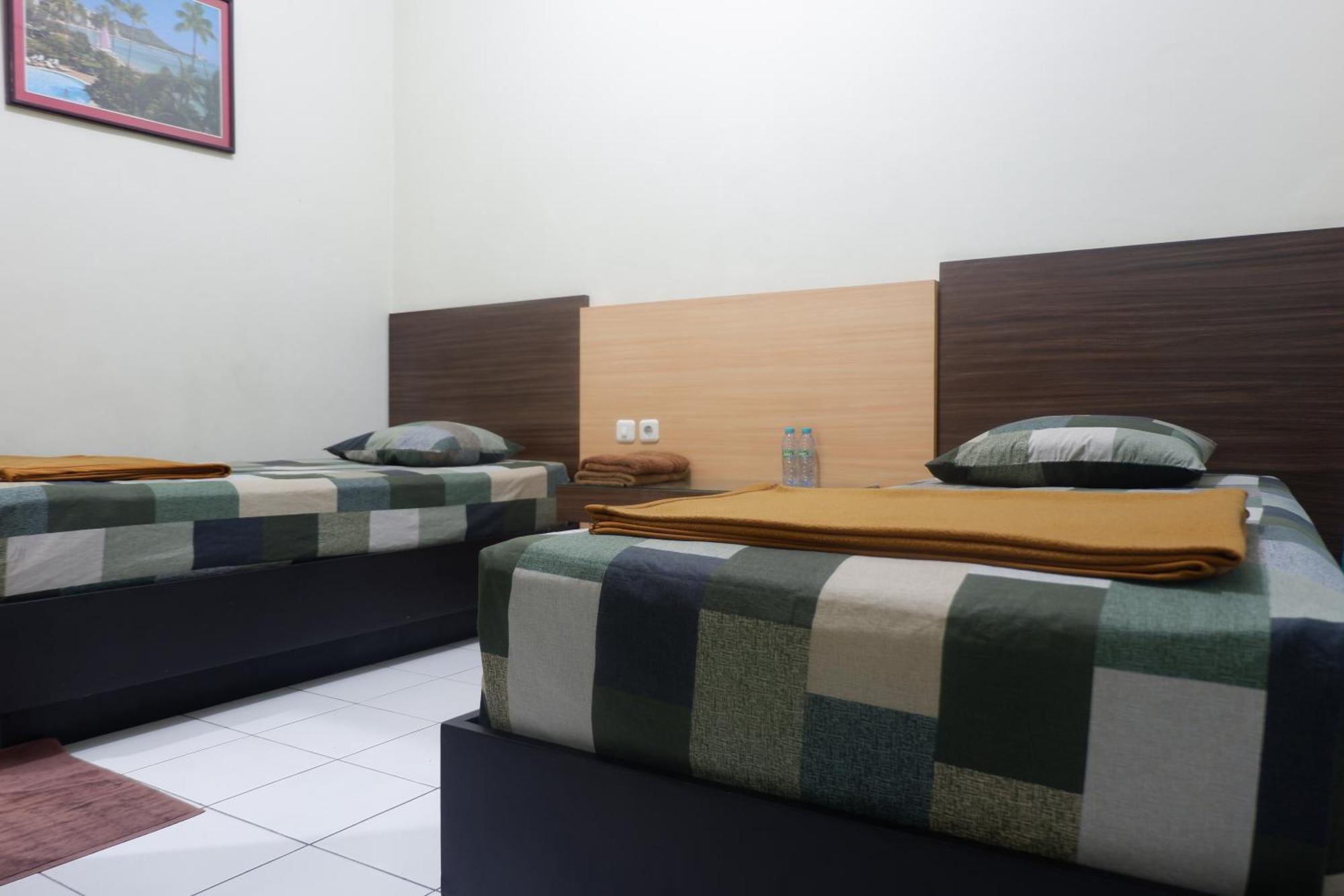Hotel Taman Indah Madiun Kültér fotó