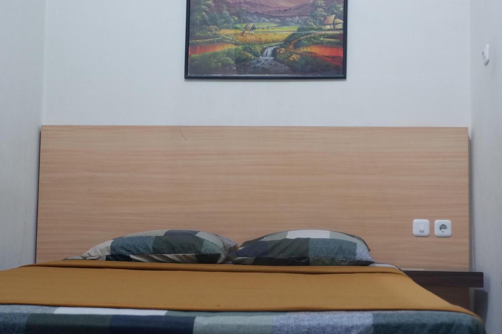 Hotel Taman Indah Madiun Kültér fotó