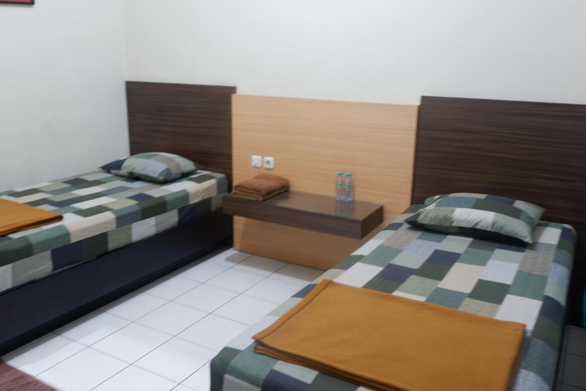 Hotel Taman Indah Madiun Kültér fotó
