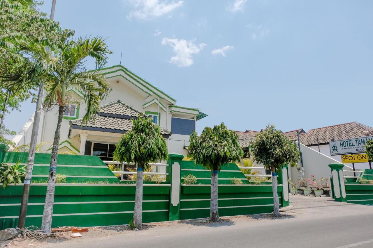 Hotel Taman Indah Madiun Kültér fotó