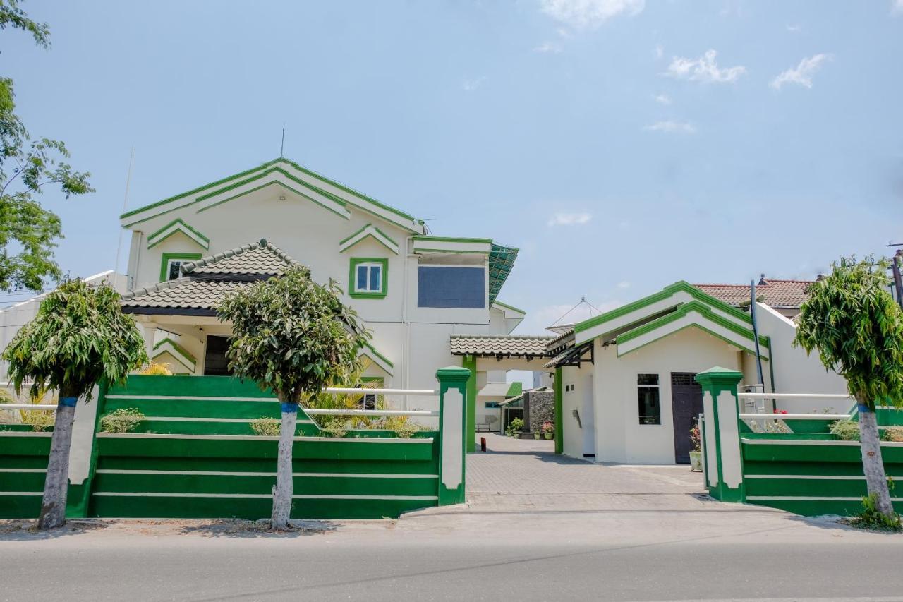 Hotel Taman Indah Madiun Kültér fotó