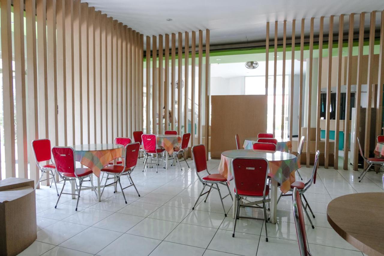 Hotel Taman Indah Madiun Kültér fotó